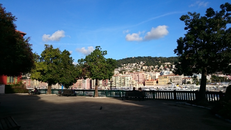 Petite place près du port de Nice